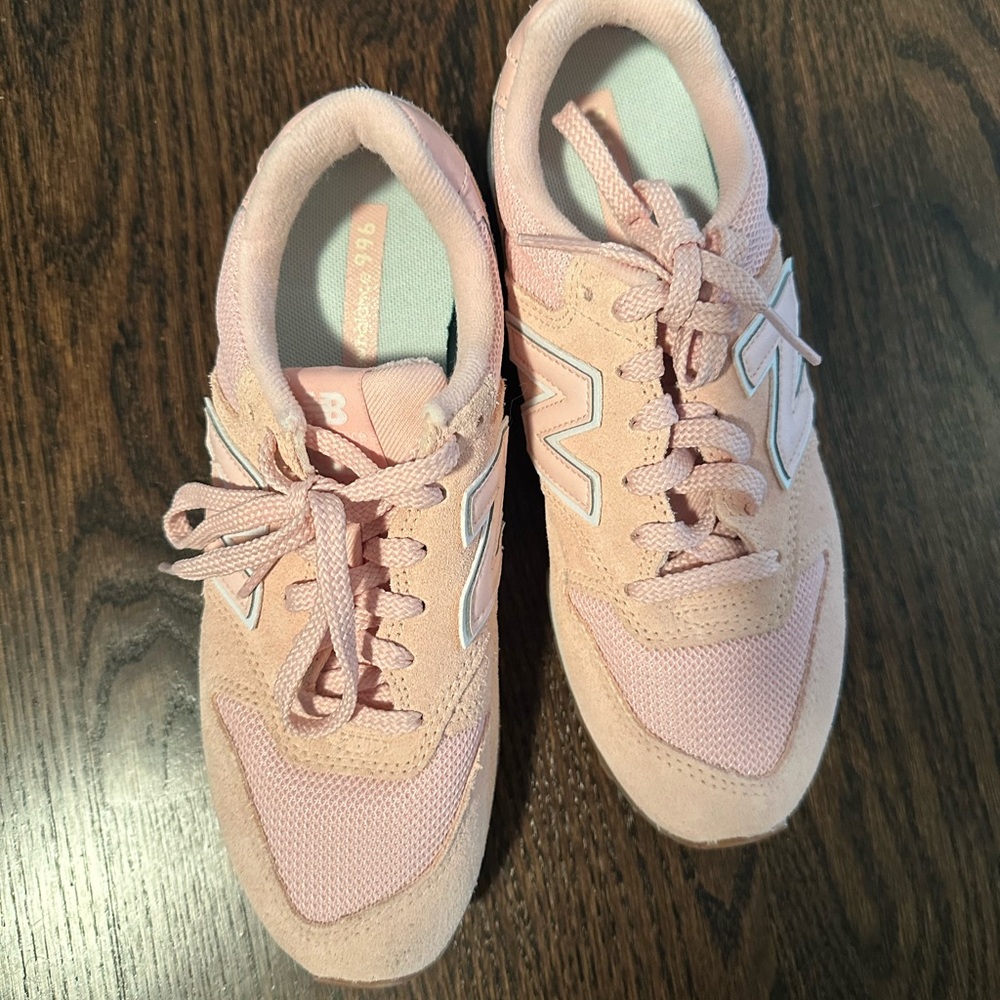 Brand new size 6.5 Women’s New Balance 996 sneakers